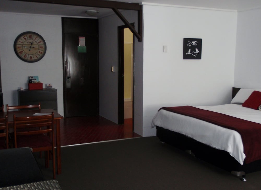 2 Bedrooms, Suite, King and Twin Beds, Top Floor