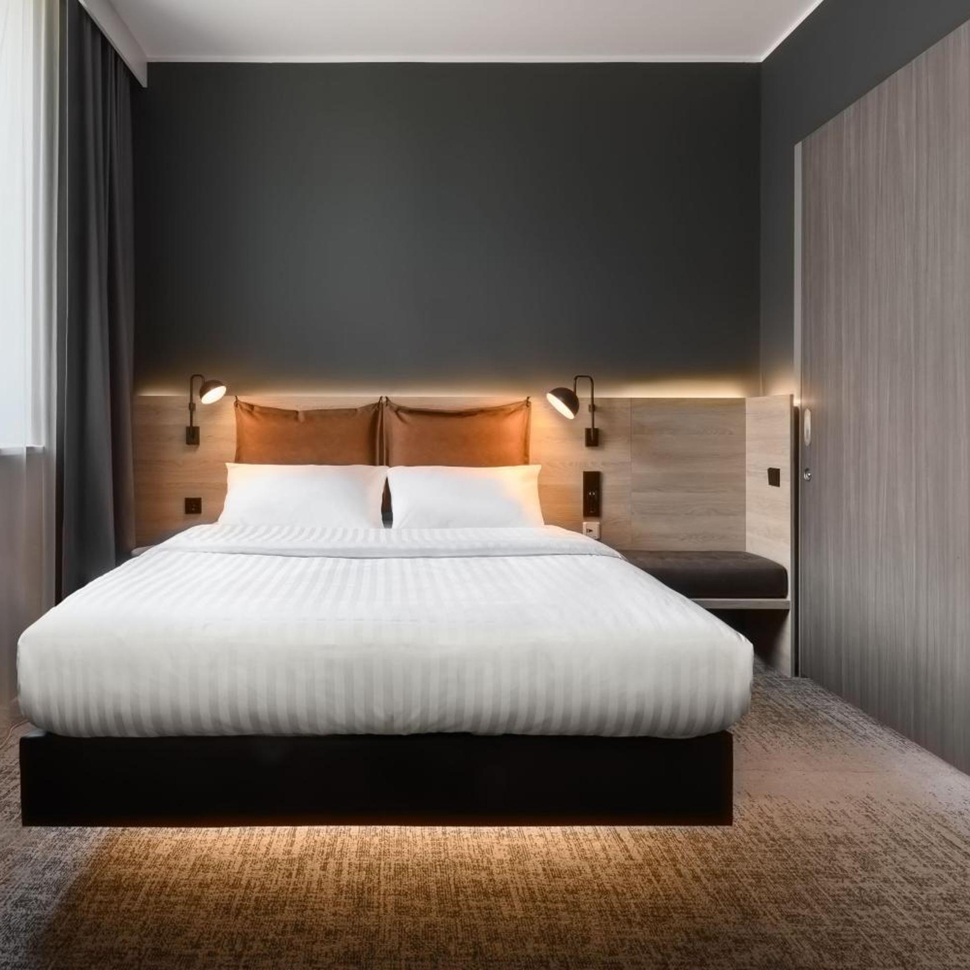 Moxy Sleeper, Guest Room, King Bed, Queen Bed