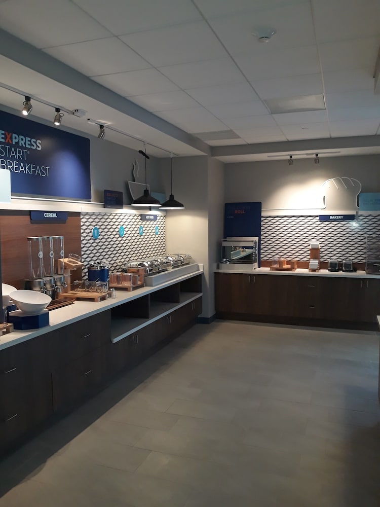Holiday Inn Express and Suites Jackson 10/41