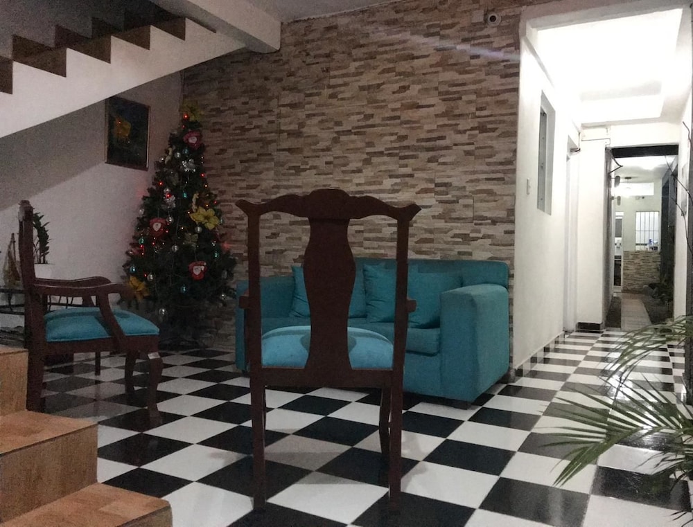 Aarony House Hotel 46/50
