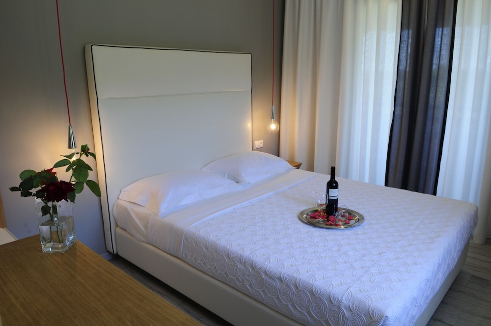 1 BEDROOM, SUITE