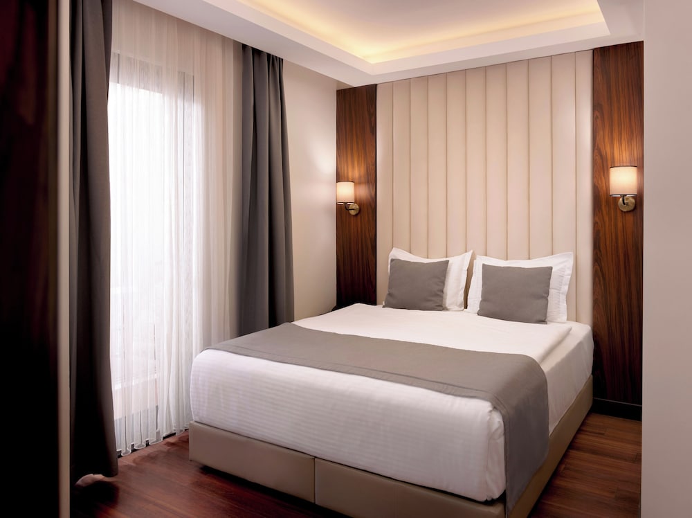 CONNECTING, SUITE