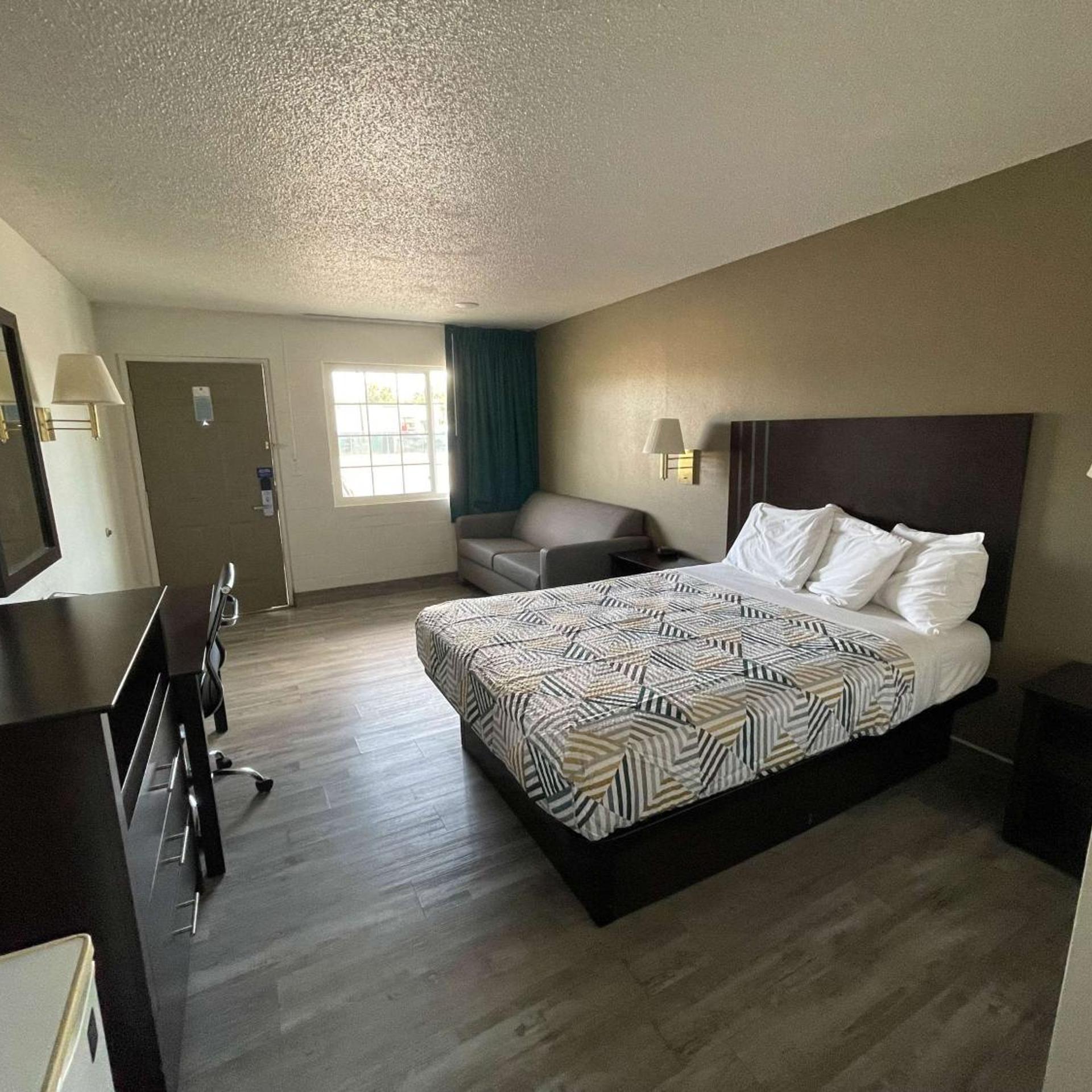 1 Full Bed - Non-Smoking, Micfridge