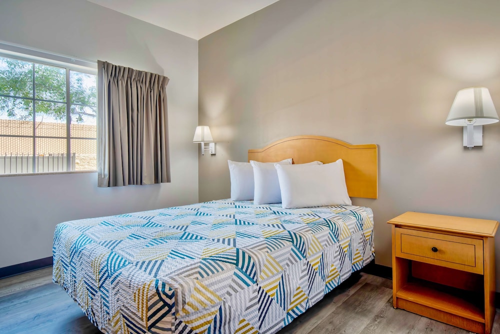 Deluxe, Queen Bed, Kitchenette