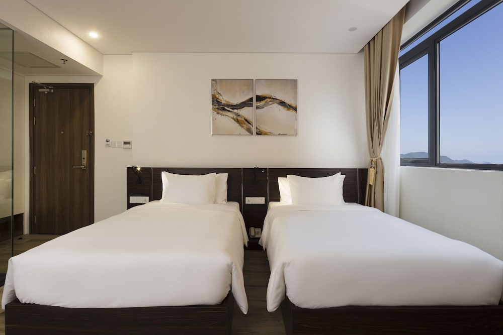 GRAND, TWIN BEDS, CITY VIEW