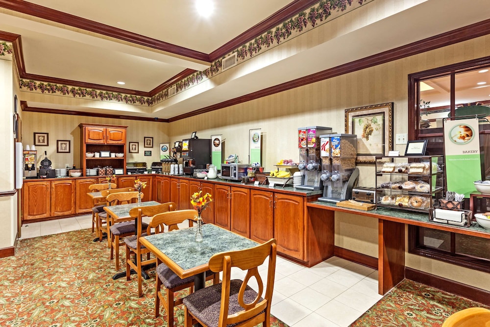 Country Inn and Suites By Radisson Hinesville GA 26/37