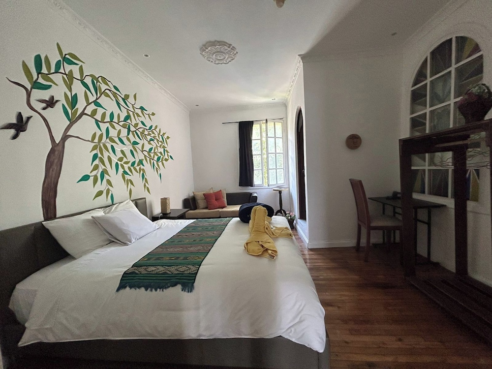 SUPERIOR, QUEEN BED