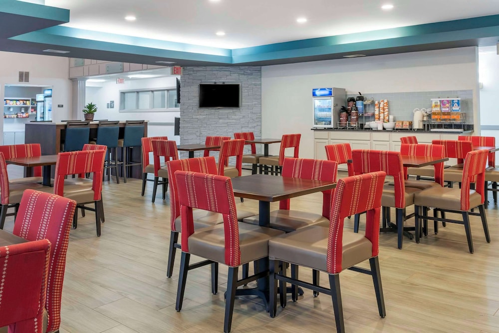 Comfort Suites Elgin Northwest 34/48