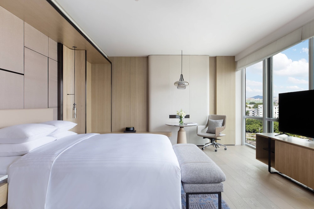 Courtyard by Marriott Shenzhen Northwest 8/43