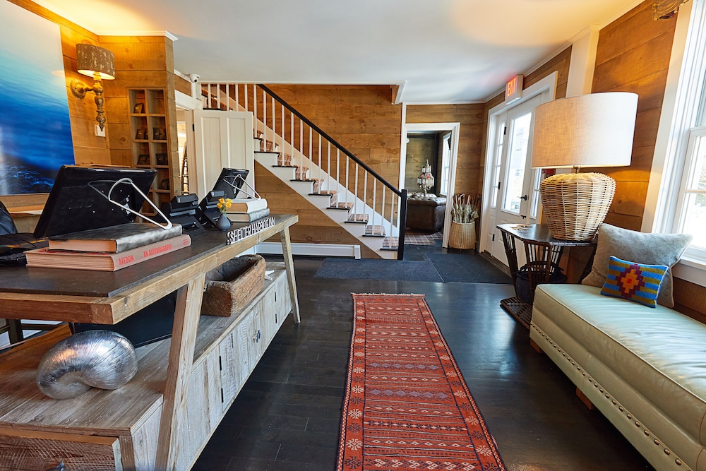Shelter Harbor Inn 46/72