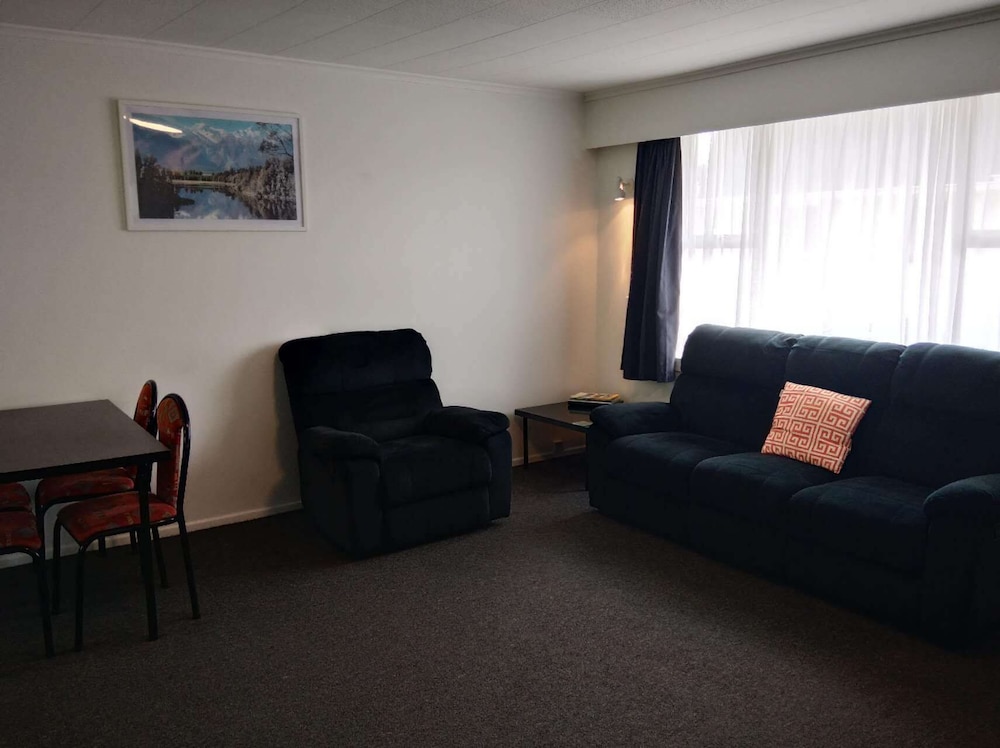 Queens Park Motels 36/60