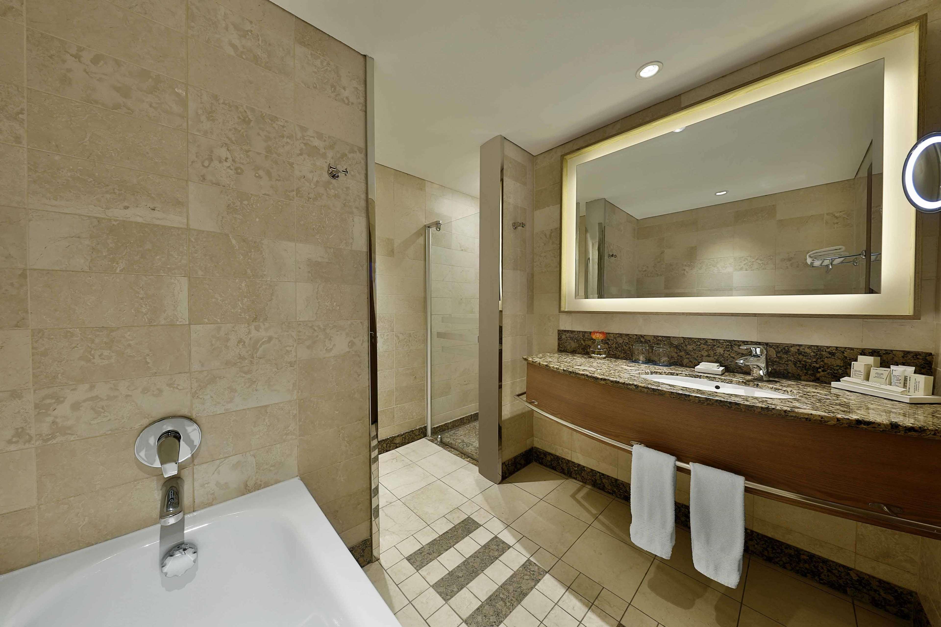 غرفة تنفيذية بسرير كينج مع دخول الصالة، Hilton Durban 3/3
