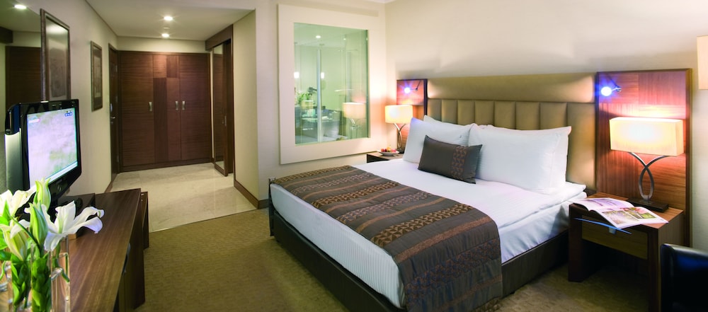 غرفة سوبيريور بسرير كينج بإطلالة جزئية على البحر، Movenpick Hotel Izmir 4/7