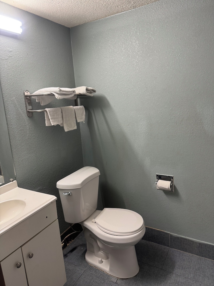 Economy Inn North Randall 41/49