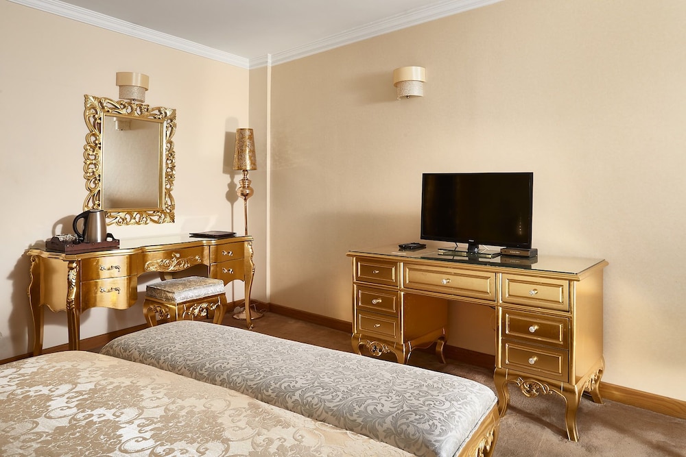 Gold Hotel 19/67