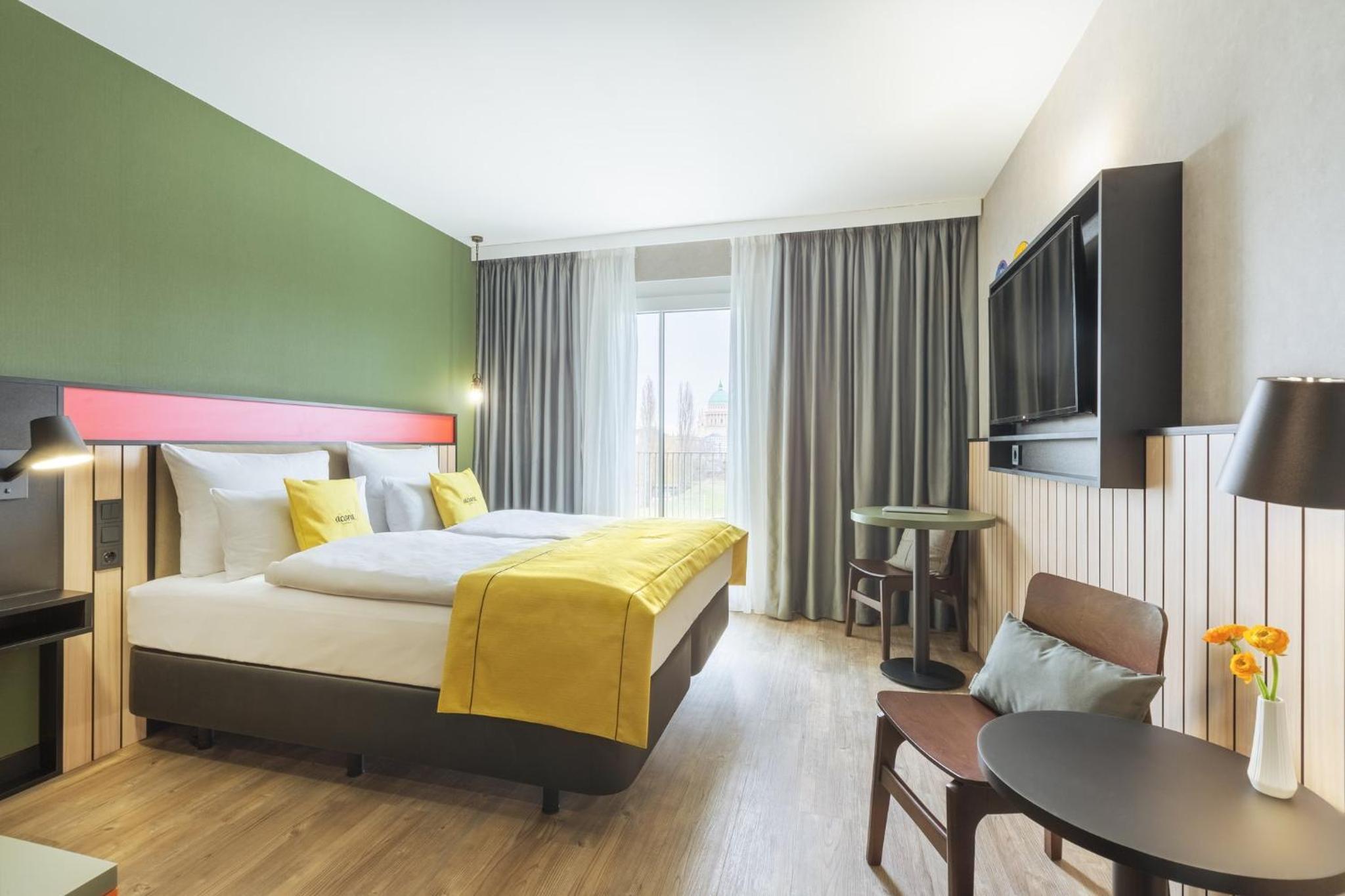 غرفة بريميوم بسرير كينج وسرير كوين بمطبخ صغير، Holiday Inn - the niu, Amity Potsdam by IHG 9/10
