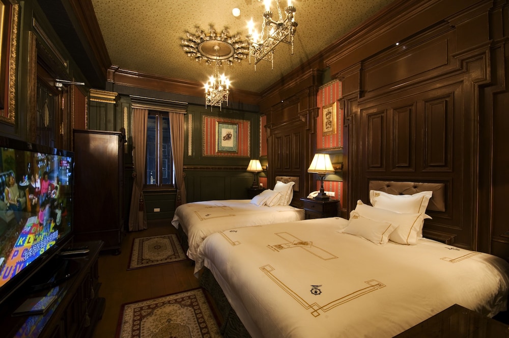 The Old England Manor 24/61