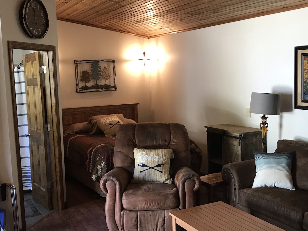 Bullwinkles Rustic Lodge 15/28