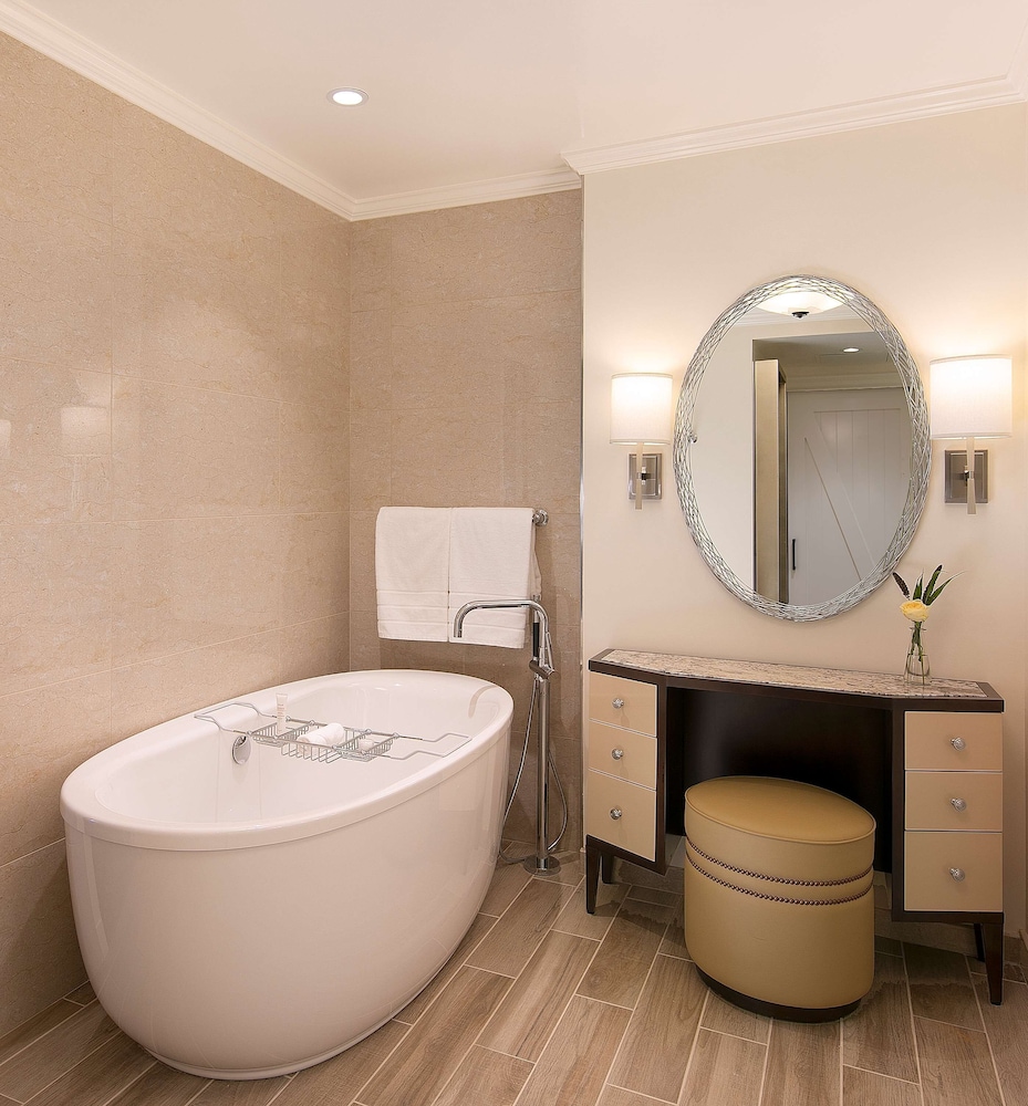 2 BEDROOMS, SIGNATURE, SUITE, KING BED, 2 QUEEN BEDS, POOL VIEW