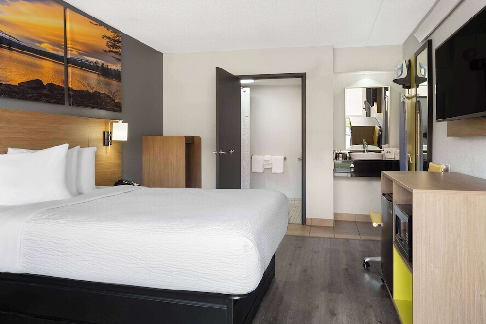 ROOM, QUEEN BED, ACCESSIBLE