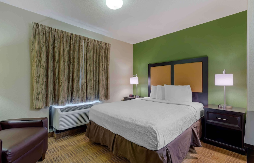 Studio, Queen Bed
