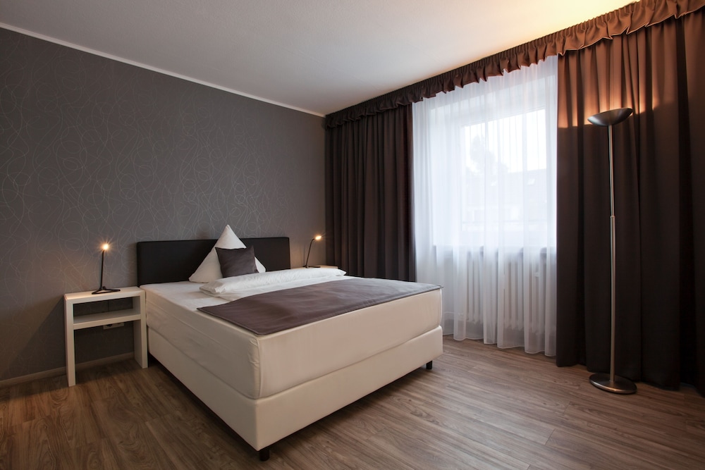 ROOM, SINGLE