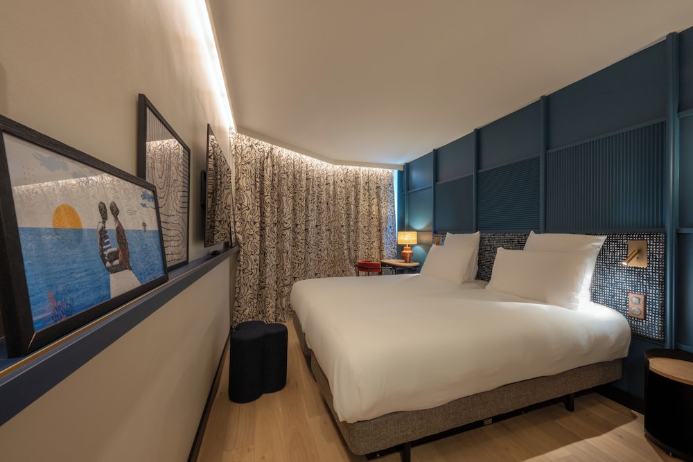 ROOM, TWIN BEDS