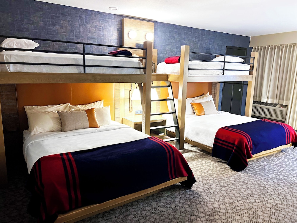 ROOM, 2 BUNK BEDS, 2 QUEEN BEDS
