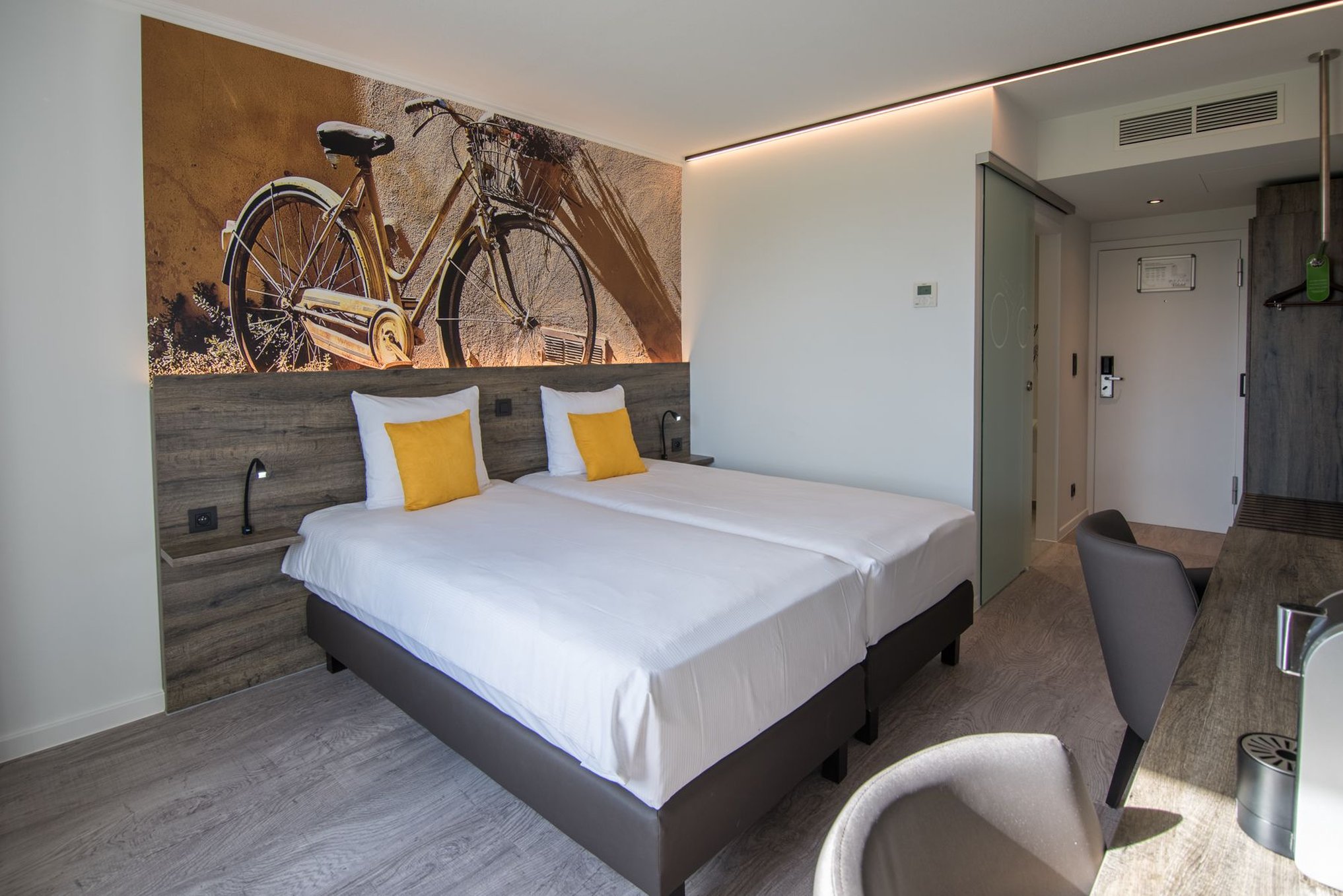 COMFORT, TWIN BEDS