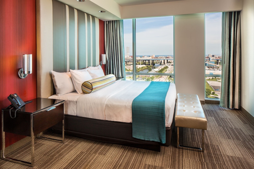 SIGNATURE, 2 QUEEN BEDS