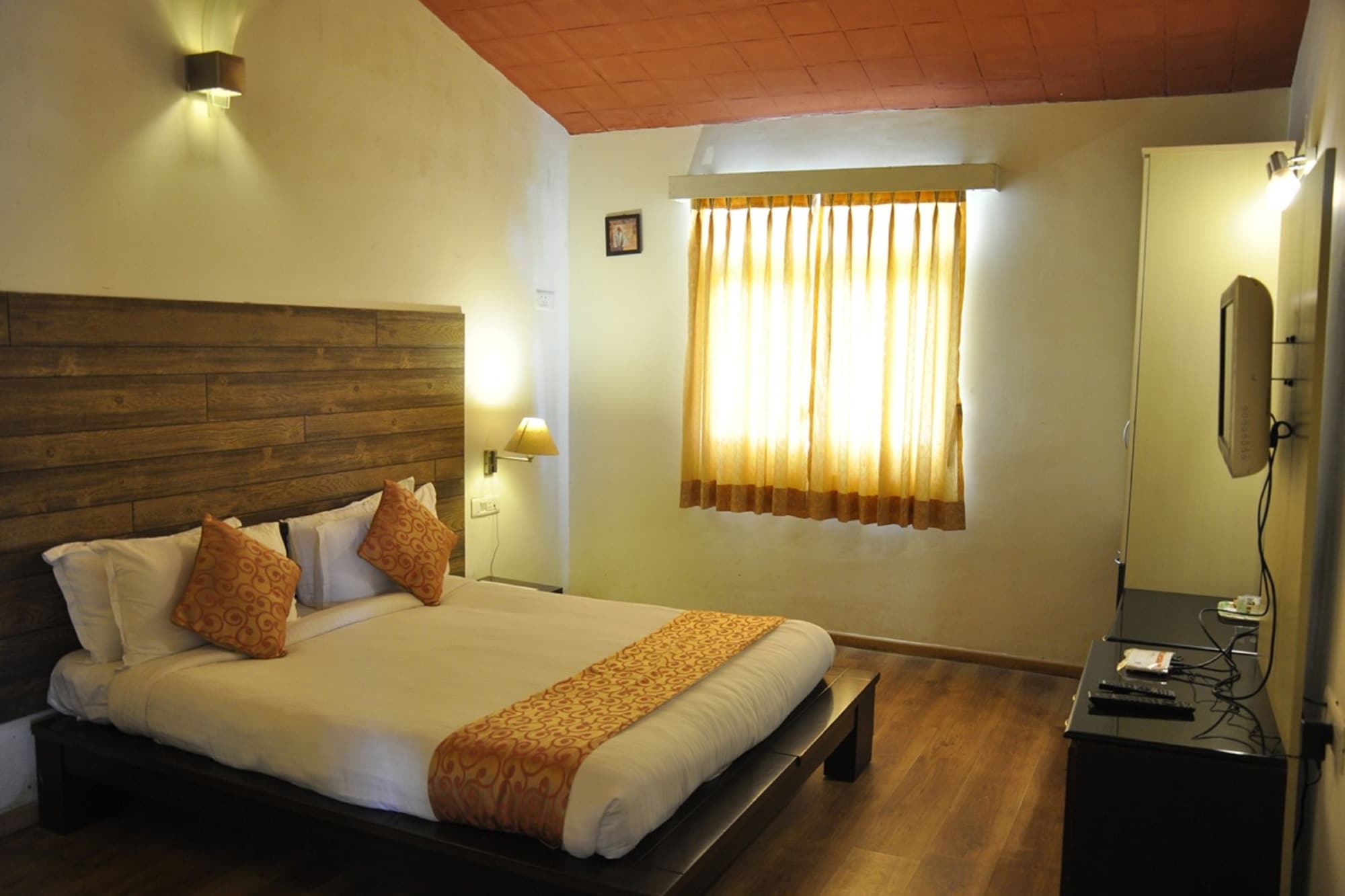 2 BEDROOMS, COTTAGE