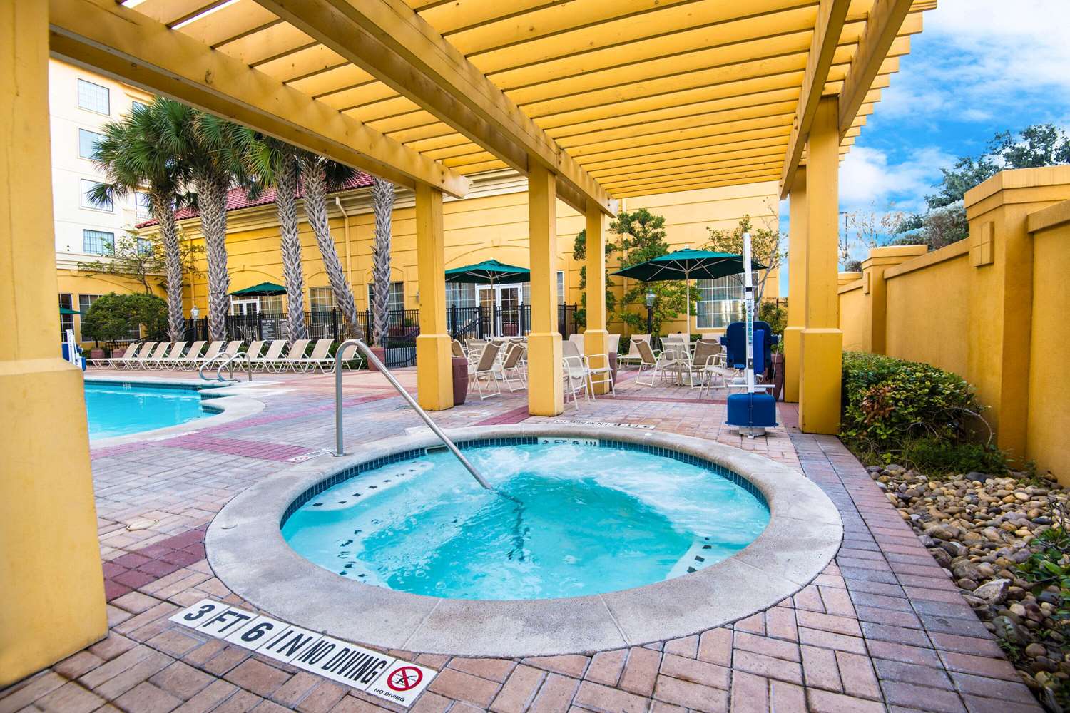 La Quinta Inn & Suites by Wyndham San Antonio Riverwalk 21/53