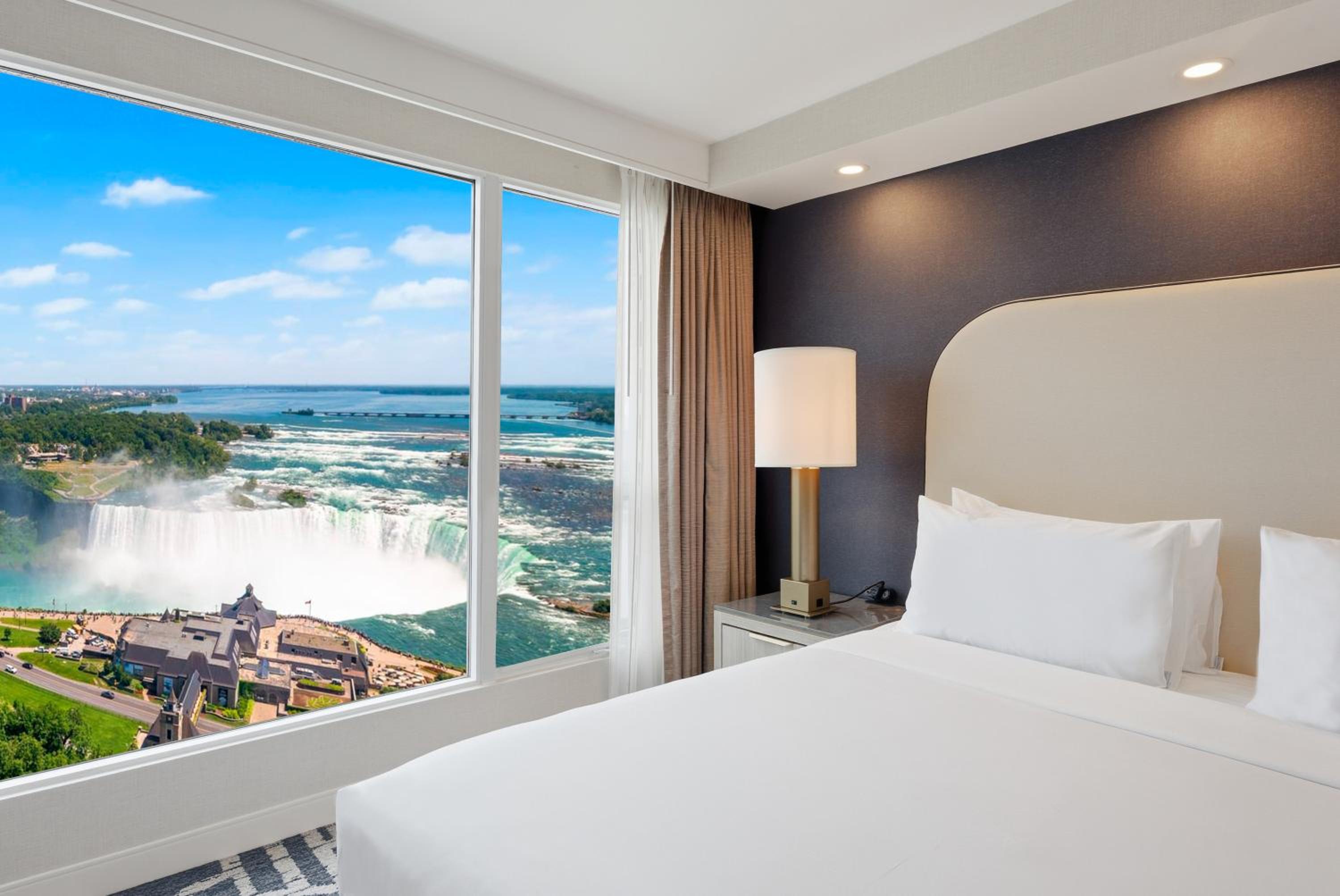 Suite, 2 King Beds, Falls View