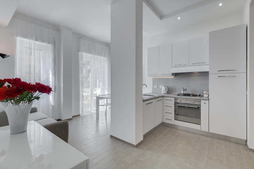 Trastevere White Apartment 10/17
