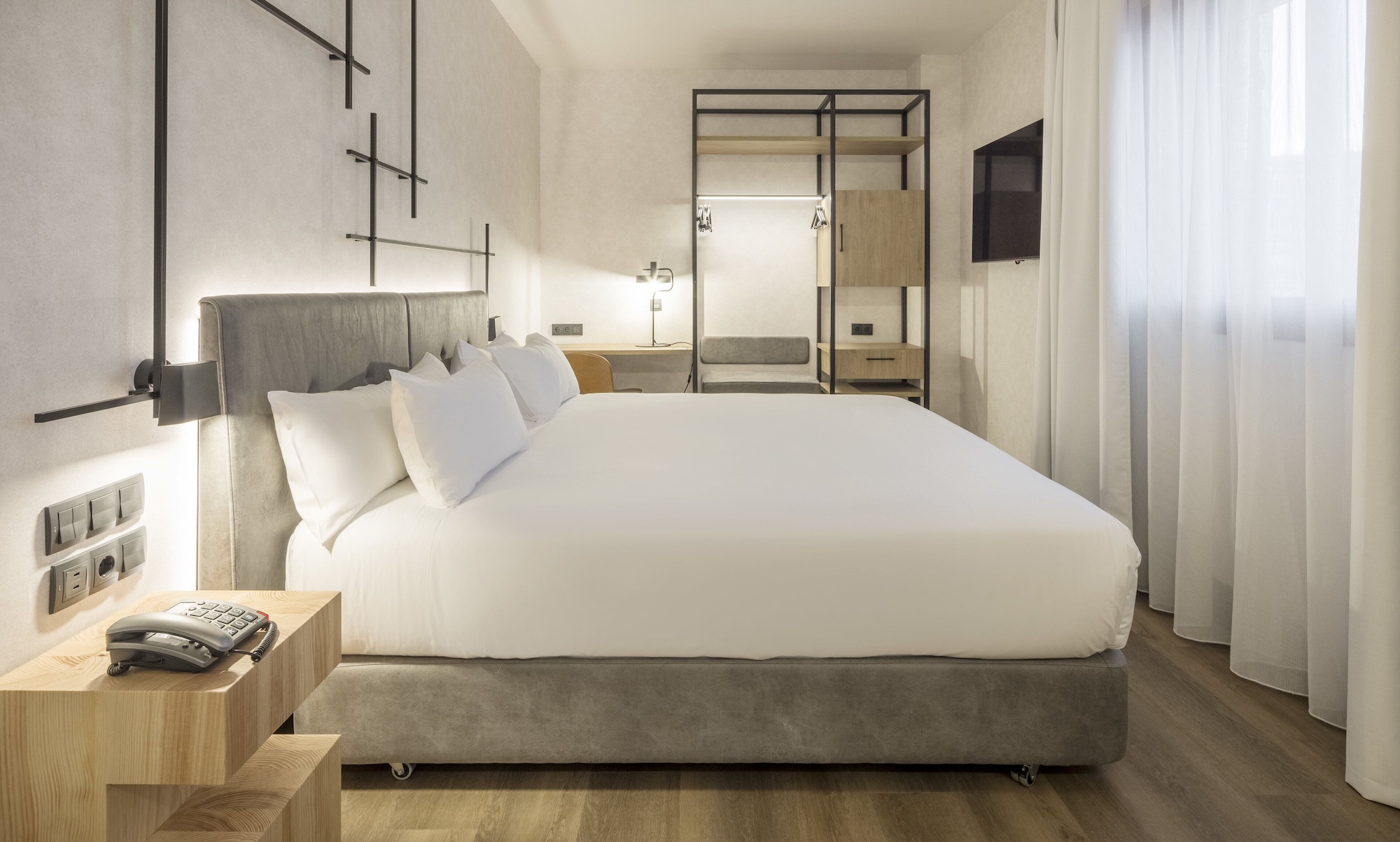 SUPERIOR, QUEEN BED