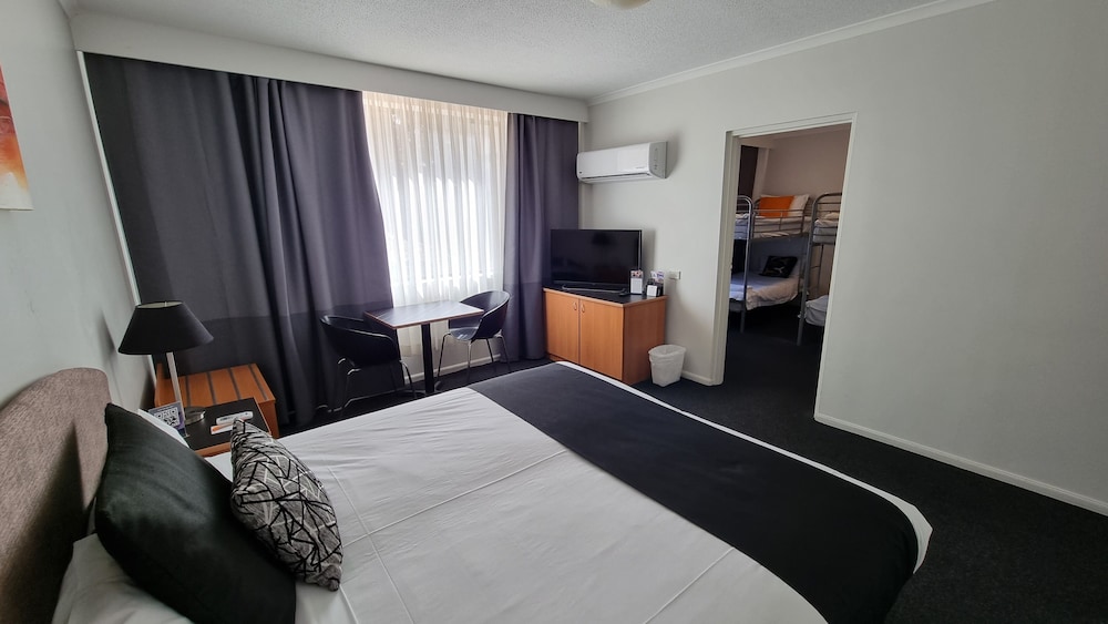 Alpha Hotel Canberra 13/41