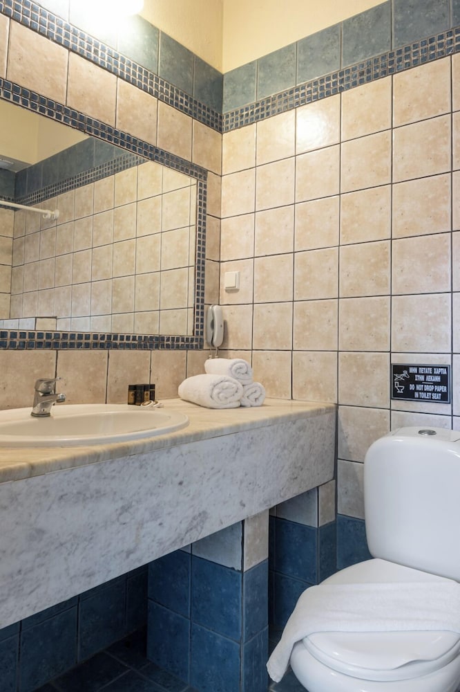 Family, Queen and Twin Beds, Sea View, Near the Pool، Assa Maris Beach Hotel 10/10