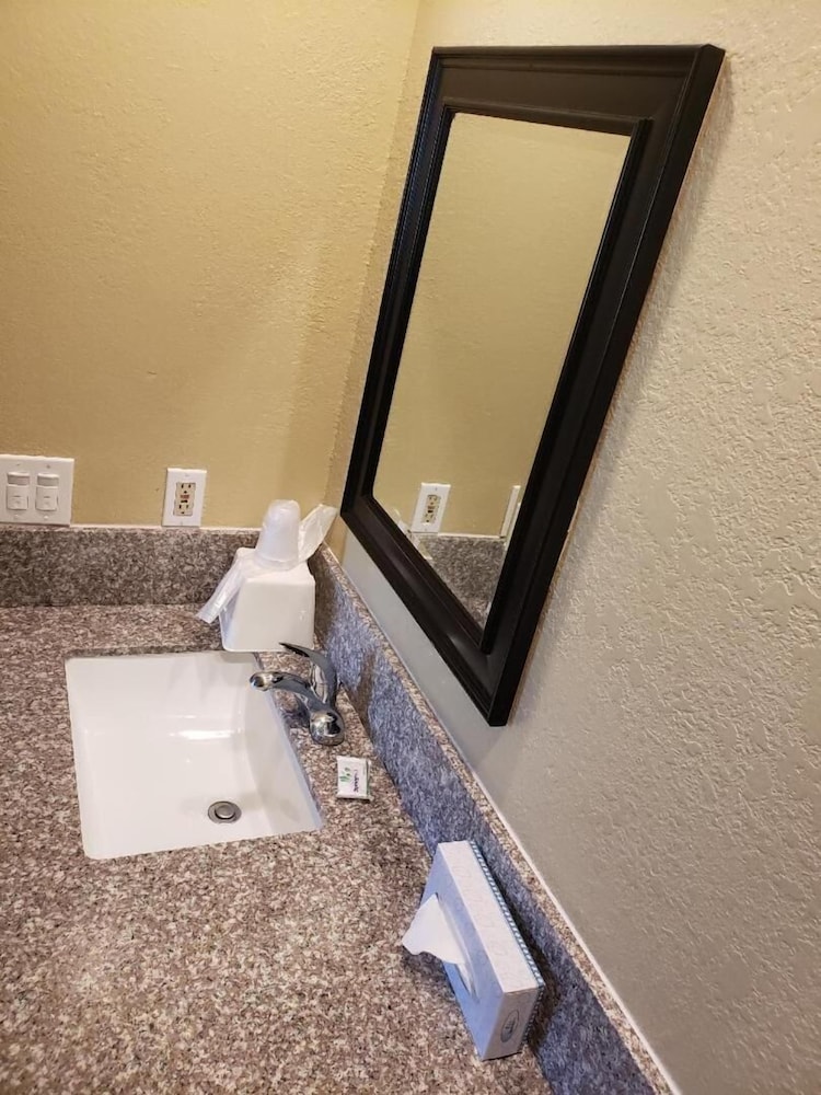 University Inn Fresno 48/48