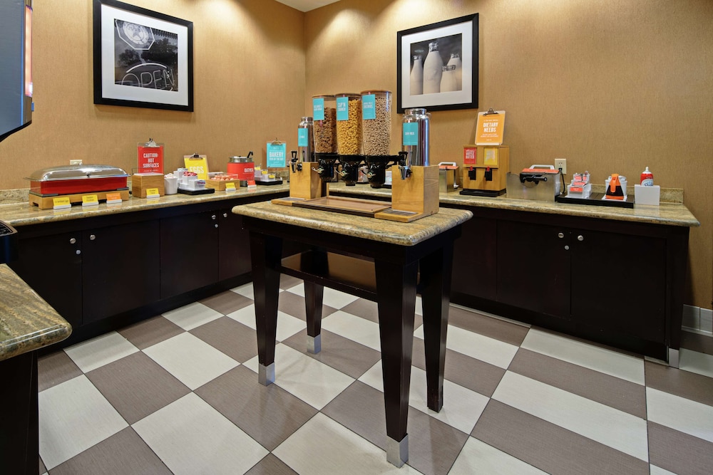 Hampton Inn Suites Bremerton 40/57