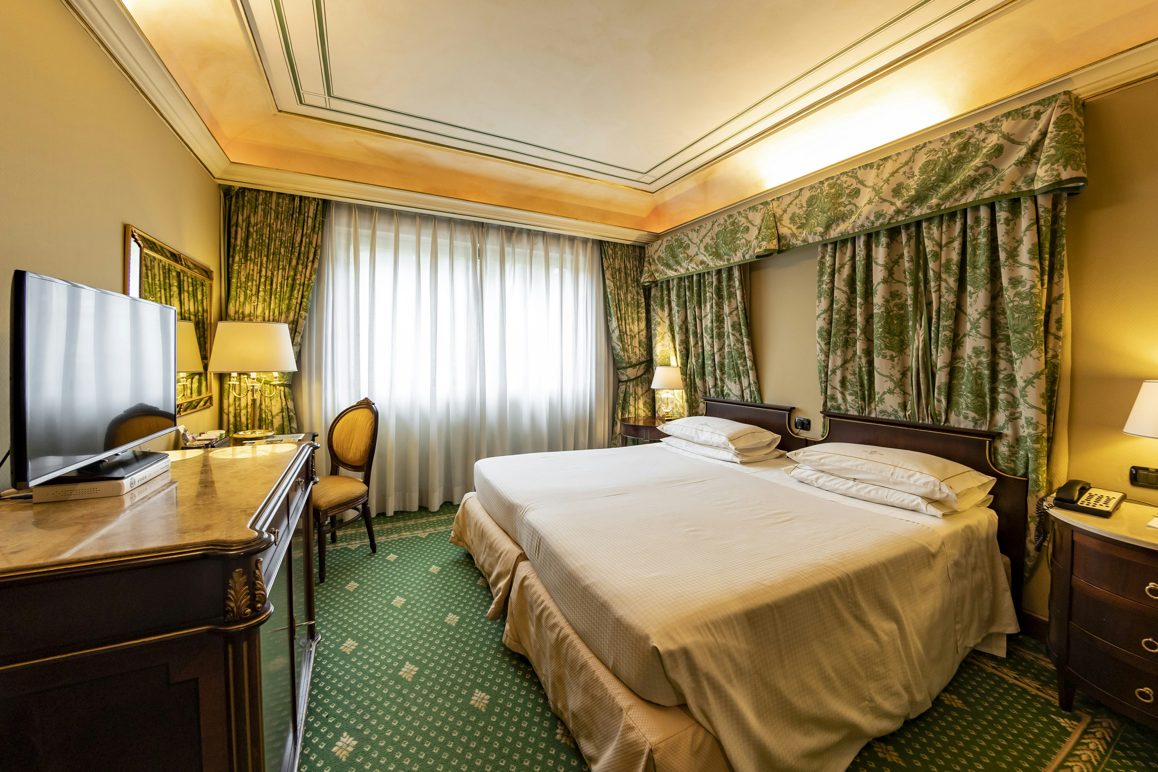 River Chateau Hotel 63/85
