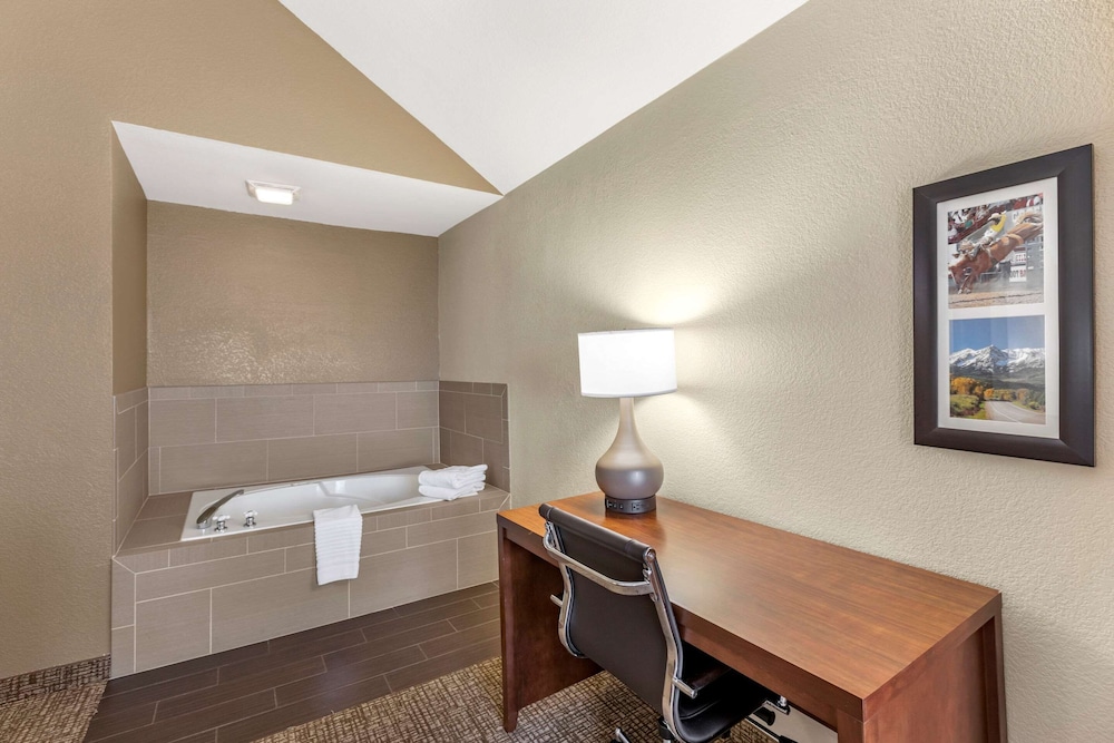 Comfort Inn & Suites Greeley, CO 54/54