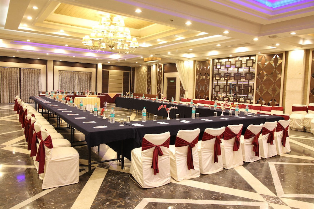 Hotel Chanakya Patna 31/34