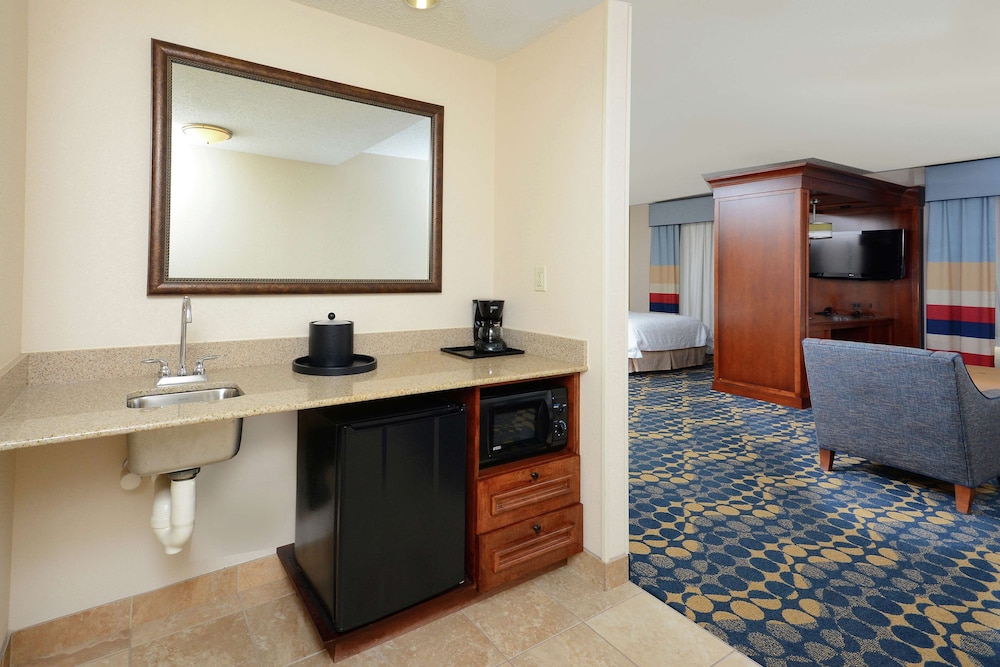 Hampton Inn & Suites Huntersville 20/37