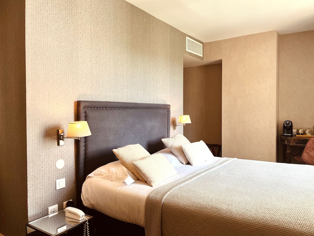 Hotel & Restaurant Des Basses Pyrenees 16/50