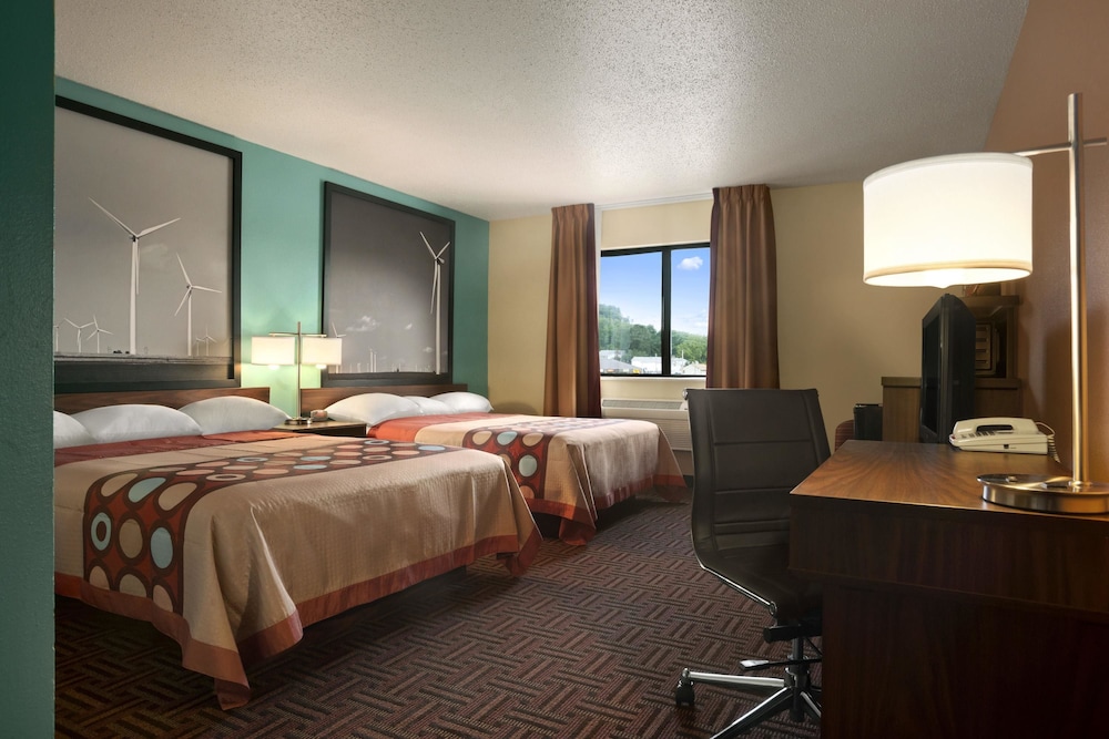 Super 8 By Wyndham Peoria East 5/25