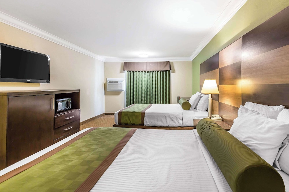 Rodeway Inn & Suites Canyon Lake Menifee West 41/62