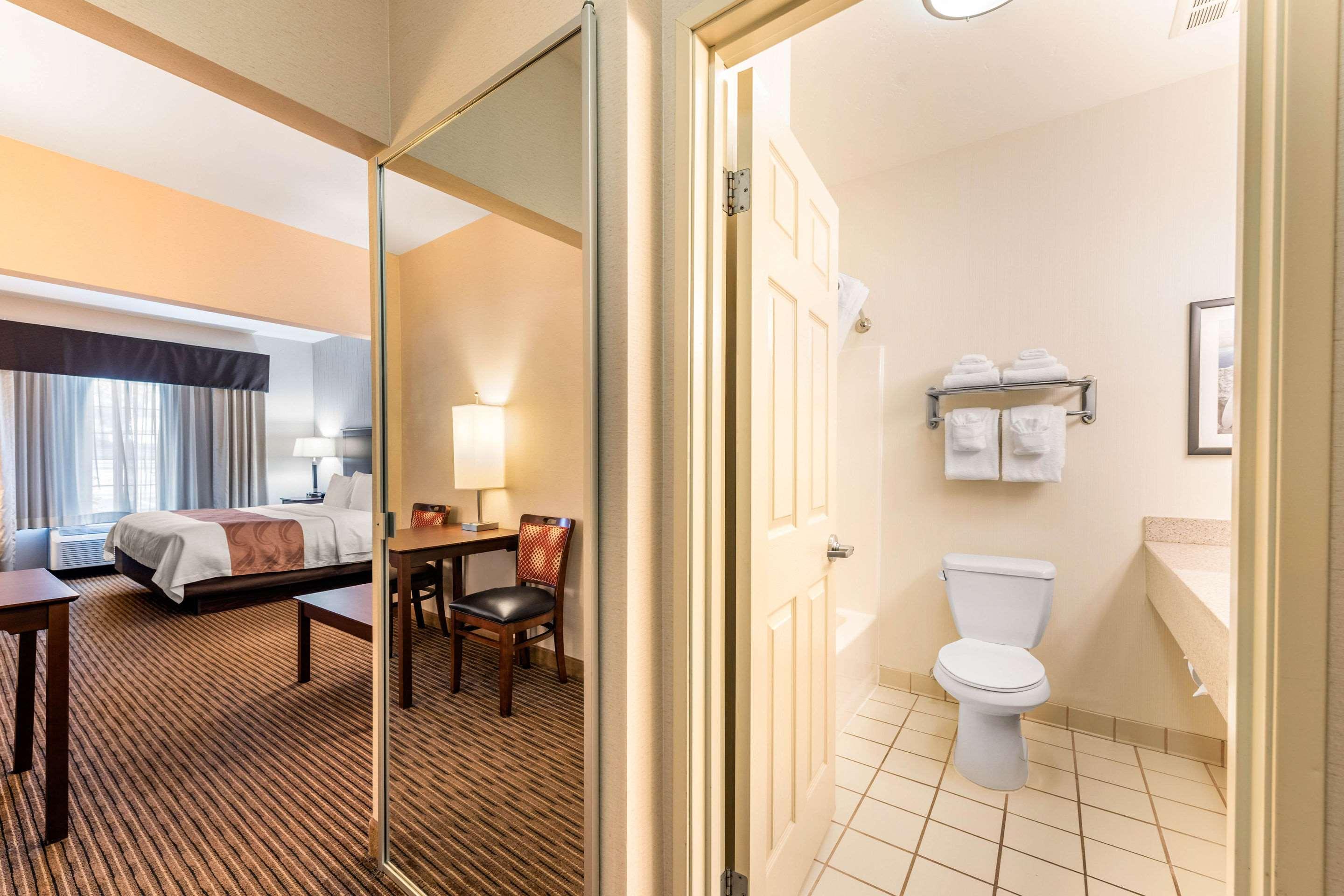 SUITE, KING BED, ACCESSIBLE