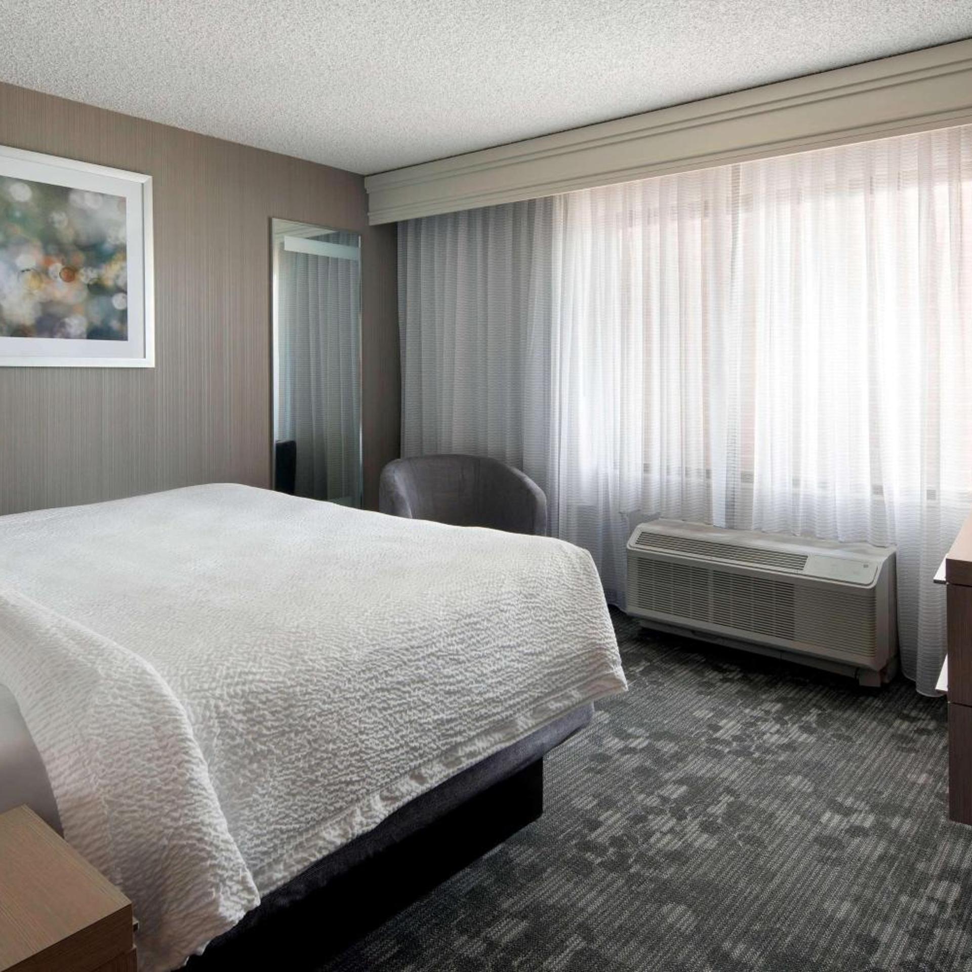 1 BEDROOM, SUITE, KING BED, BATHTUB, ACCESSIBLE