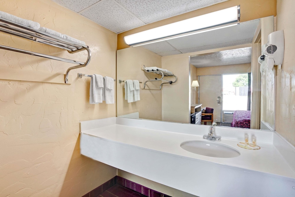 Days Inn By Wyndham Louisville Airport Fair And Expo Center 14/32