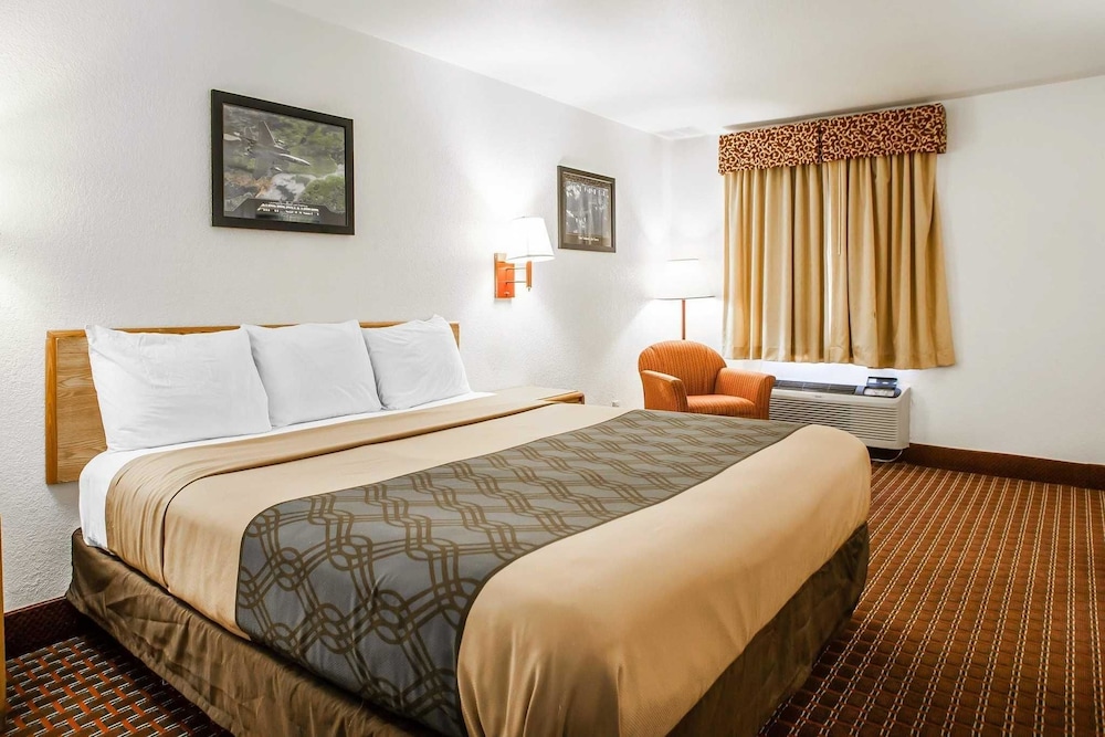 Econo Lodge Truman Inn 13/48